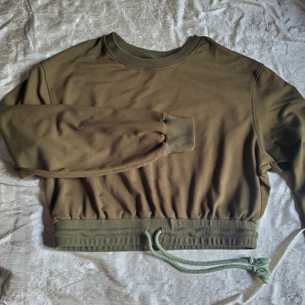 Cute cropped olive green sweatshirt